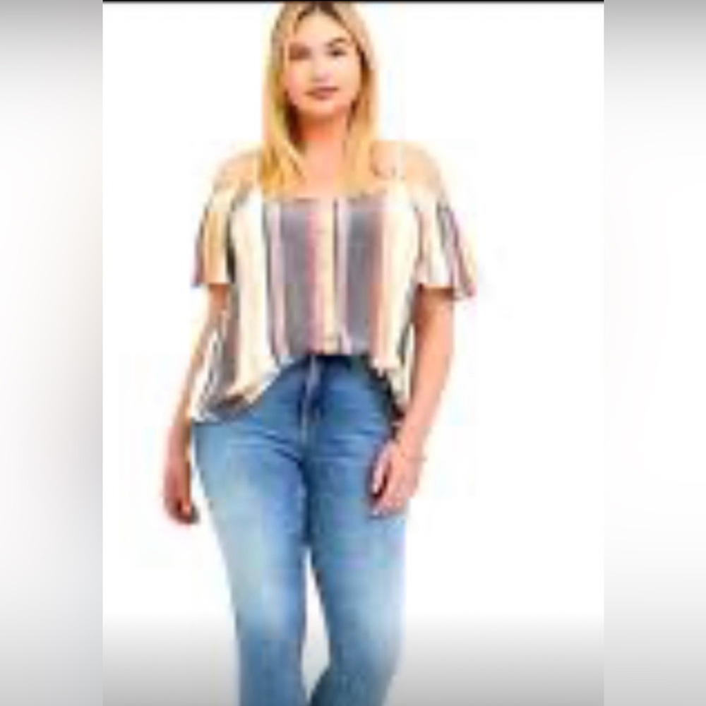 Torrid New without tag size 3 is a 22/24 a cold shoulder blouse 🍁🍁🍁